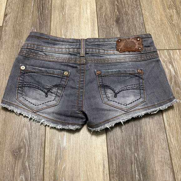 🛍️ Dollhouse gray jean shorts excellent condition. - Picture 3 of 8